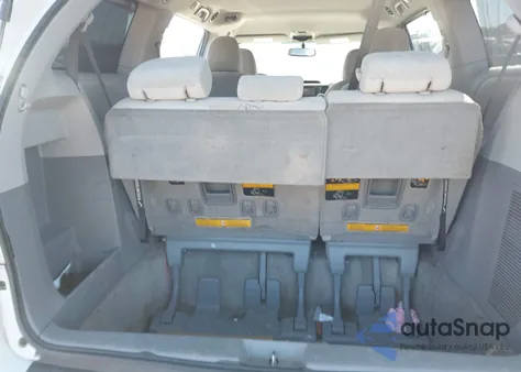 2012 Toyota Sienna Le 7 Passenger z USA, uszkodzony, nr VIN 5TDJK3DC3CS048579